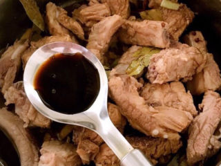 12、红烧土豆排骨,加入生抽，蚝油，老抽和白砂糖