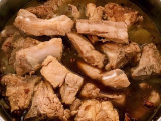 14、红烧土豆排骨,加入开水，大火烧开后小火慢烧20分钟