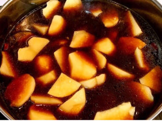 16、红烧土豆排骨,加入土豆，继续烧15分钟