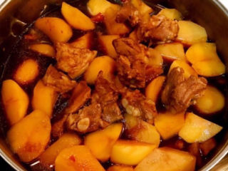 17、红烧土豆排骨,加入精盐，调匀即可，红烧土豆排骨做好了～