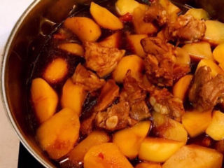 18、红烧土豆排骨,红烧土豆排骨鲜香可口，食材简单，好吃又好做，非常美味～