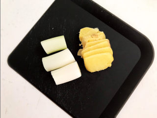 3、爆炒牛肚,煮牛肚用：大葱切成小段，鲜姜切成小片