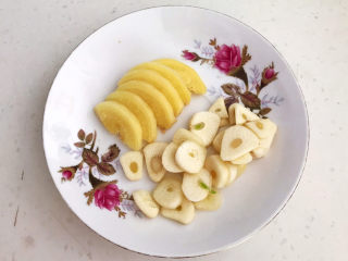 4、爆炒牛肚,炒菜用：大蒜切成小片，鲜姜切成薄片