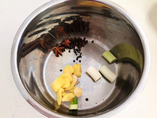 6、爆炒牛肚,把大葱，鲜姜，花椒粒和八角放入锅中