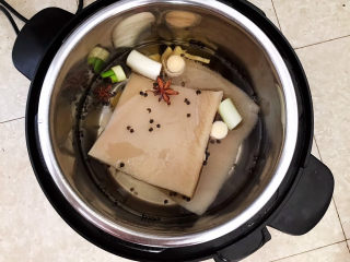 10、爆炒牛肚,加入温水，水量没过食材