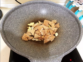 15、爆炒牛肚,加入牛肚片，翻炒均匀