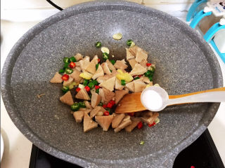 18、爆炒牛肚,加入精盐