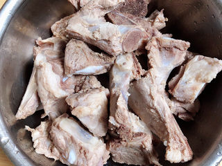 3、板栗排骨汤,排骨捞出，洗净待用。