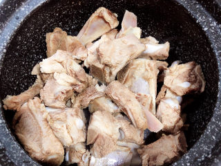 4、板栗排骨汤,将排骨放入砂锅中。