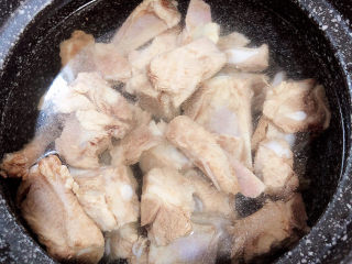 5、板栗排骨汤,倒入1500ml水。