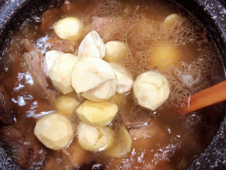 9、板栗排骨汤,一小时排骨已有八成熟，加入生的板栗，继续炖煮，小火儿炖30分钟。