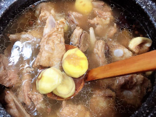 10、板栗排骨汤,30分钟后板栗基本熟了。