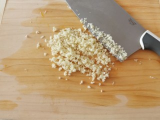 2、蒜泥生菜,蒜剁成蒜泥