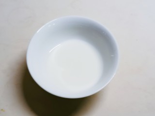 3、蒜泥生菜,淀粉加入3汤匙清水  形成水淀粉 备用