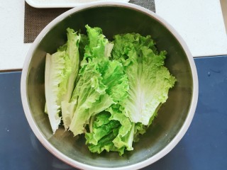 4、蒜泥生菜,将生菜叶子择下  处理一下