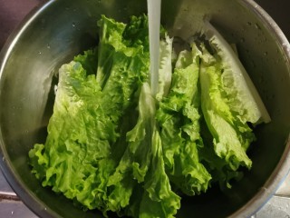 5、蒜泥生菜,放盆里冲洗干净  