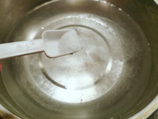 7、蒜泥生菜,烧开一盆清水  放入2克盐