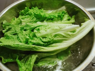 8、蒜泥生菜,将干净的生菜 放入 汆烫
