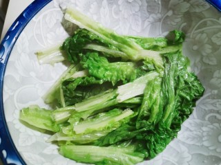 9、蒜泥生菜,快速捞出 控干水分