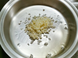 12、蒜泥生菜,放入蒜泥 炸出香味