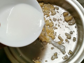 13、蒜泥生菜,放入水淀粉 搅拌