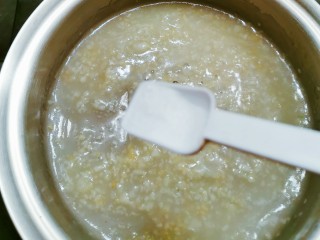 14、蒜泥生菜,蒜泥汁里放入盐调味