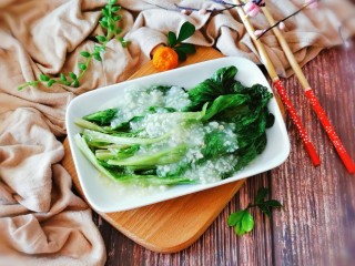 15、蒜泥生菜,将做好的蒜泥汁浇到生菜上面