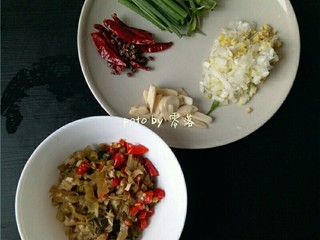 3、川菜芋儿鸡,泡菜切碎;老姜,葱白切末;大蒜切片;葱绿切断;再备好干辣椒,花椒;