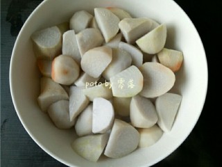 4、川菜芋儿鸡,芋头煮熟,捞出;