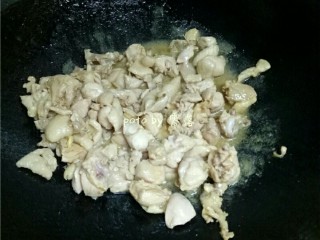 6、川菜芋儿鸡,放入鸡肉煸炒至颜色发白,调入适量生抽,翻炒均匀后起锅;