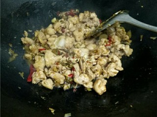 9、川菜芋儿鸡,放入鸡肉翻炒;