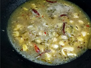 10、川菜芋儿鸡,倒入清水,水量腌过鸡肉即可;再调入适量老抽,搅拌均匀后,大火烧开转中火;