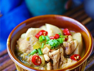 13、川菜芋儿鸡,起锅,盛出。