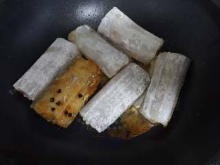 5、红烧带鱼,5.带鱼放在油锅中炸至两面金黄色。