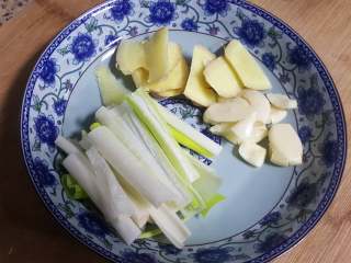 7、红烧带鱼,7.葱切丝，姜切片，蒜拍碎。