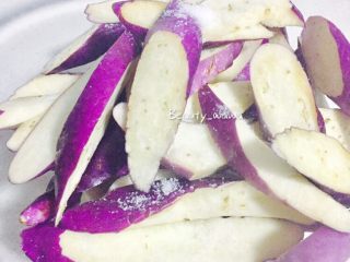 3、娃娃家常菜—简单易做的鱼香茄子,放入碗中，表面撒盐，抓匀腌制一会儿备用。