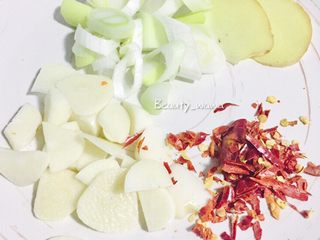 4、娃娃家常菜—简单易做的鱼香茄子,葱切段，姜切片，蒜切碎。