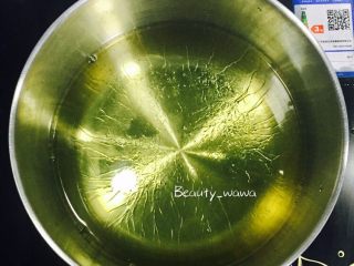 5、娃娃家常菜—简单易做的鱼香茄子,锅中倒油，把腌好的茄子拧干水分捞出。