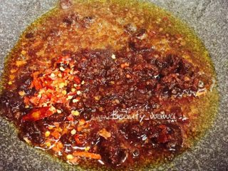 8、娃娃家常菜—简单易做的鱼香茄子,油热后倒入豆瓣酱（或拌饭酱）、干辣椒碎翻炒。