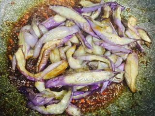 10、娃娃家常菜—简单易做的鱼香茄子,入茄子翻炒，依然小火，避免糊锅。