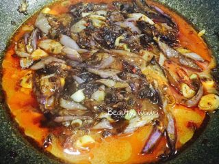 14、娃娃家常菜—简单易做的鱼香茄子,淀粉加水调成水淀粉倒入锅中。