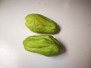 1、青蒜焦香佛手瓜,准备好两个佛手瓜