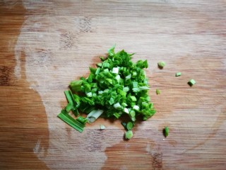 3、青蒜焦香佛手瓜,青蒜洗净切碎