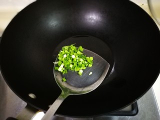 4、青蒜焦香佛手瓜,热锅凉油放入青蒜