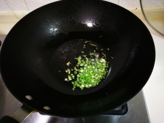 5、青蒜焦香佛手瓜,煎出香味