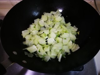 6、青蒜焦香佛手瓜,放入佛手瓜翻炒片刻