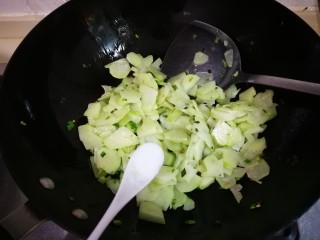 7、青蒜焦香佛手瓜,放入一小勺盐