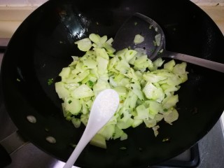 8、青蒜焦香佛手瓜,放入半小勺糖