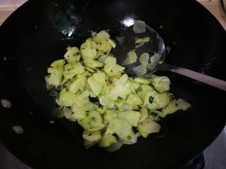 10、青蒜焦香佛手瓜,翻炒均匀