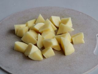 4、『土豆茄子煲』,土豆去皮洗净滚刀切成小块;